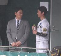 　近本（右）と話す侍ジャパン・井端監督（撮影・中田匡峻）