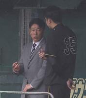 　才木（右）と話す侍ジャパン・井端監督（撮影・中田匡峻）