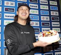 　バースデーケーキを手に笑顔を見せる西武・高橋
