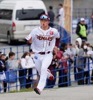 　ファンの声援を受け、坂道ダッシュする宗山