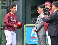 　侍ジャパン・井端監督（中）と話す宗山（左）