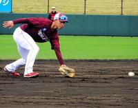 　侍ジャパン・井端監督の前で守備練習する宗山
