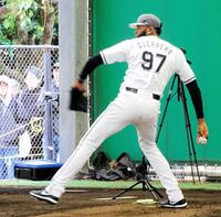 　ブルペン入りしたゲレーロ。ボールの握りは吉井監督直伝のフォーク