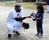 　ピッチングを終えて息子とタッチするゲレーロ