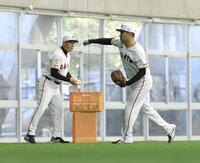 　久保コーチとワンツーマンでネットスローを行う田中将（撮影・伊藤笙子）