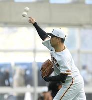 　ボールを２個同時に投げる田中将（撮影・伊藤笙子）