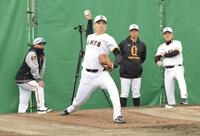 　（左奥から）阿部監督、内海コーチ、久保コーチが見守る中、ブルペンで投げる田中将（中央）＝撮影・伊藤笙子