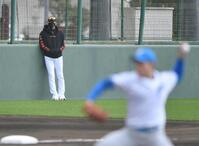 　２軍キャンプで紅白戦を見る新庄監督（後方）＝撮影・開出牧