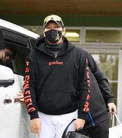 　２軍キャンプで紅白戦を視察し引き揚げる新庄監督（撮影・開出牧）