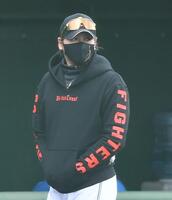 　２軍キャンプで紅白戦を視察する新庄監督（撮影・開出牧）