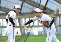 　ブルペンでの投球を終え、久保巡回投手コーチ（左）とフォームの確認をする田中将（撮影・伊藤笙子）