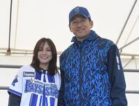 　笑顔を見せる相川七瀬（左）と三浦監督（撮影・佐々木彰尚）