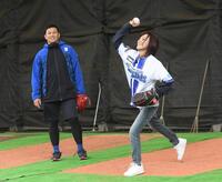 　山崎（左）のアドバイスを受けて投球練習をする相川七瀬（撮影・佐々木彰尚）