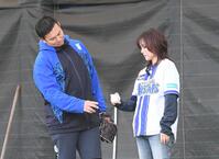 　山崎（左）からボールの握りを教えてもらう相川七瀬（撮影・佐々木彰尚）