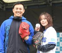 　山崎（左）のアドバイスを受けて投球練習をした相川七瀬（撮影・佐々木彰尚）