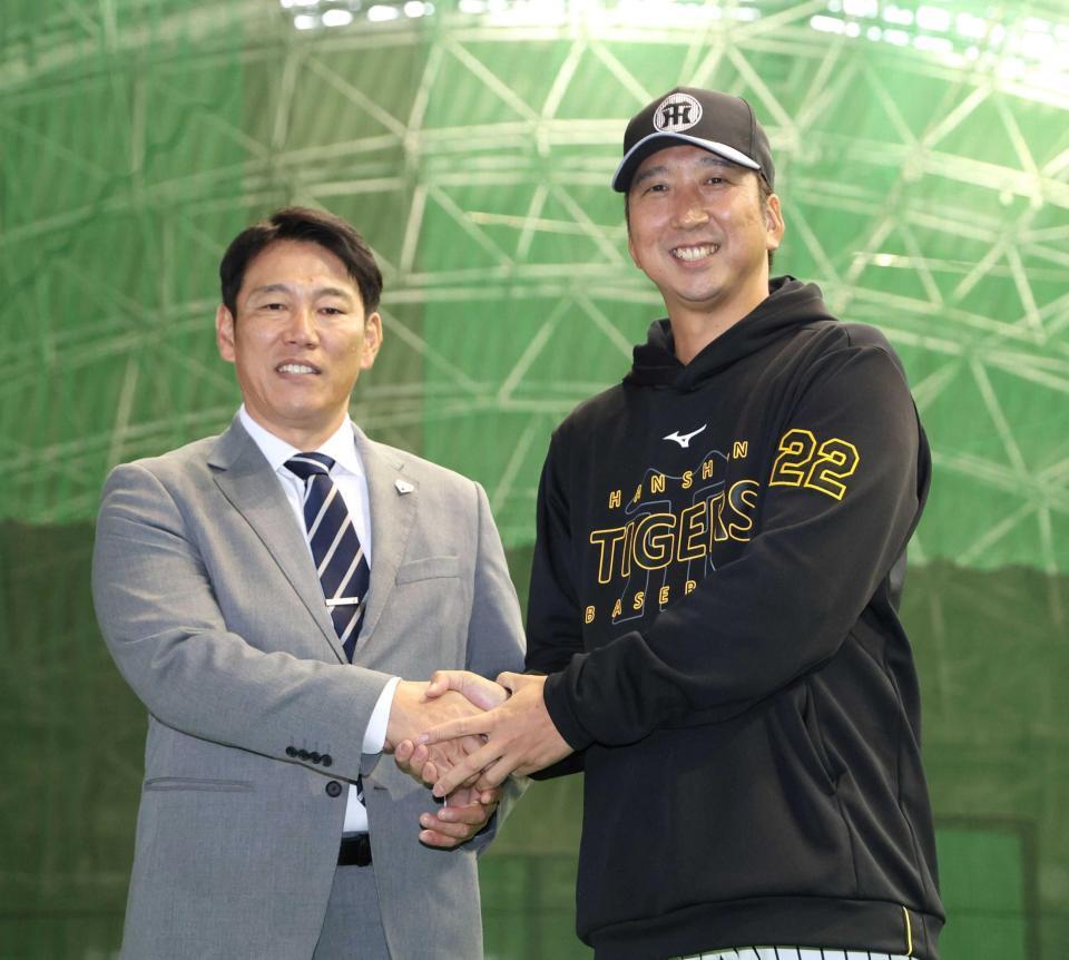 　侍ジャパン・井端監督（左）と握手を交わす藤川監督（撮影・中田匡峻）