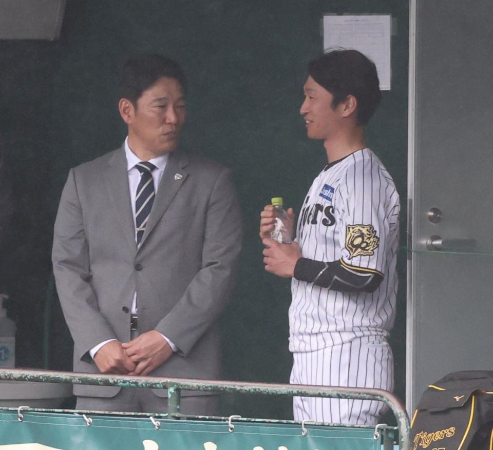 　近本（右）と話す侍ジャパン・井端監督（撮影・中田匡峻）