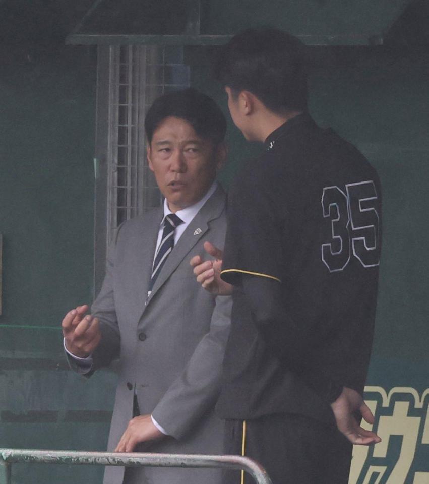 　才木（右）と話す侍ジャパン・井端監督（撮影・中田匡峻）