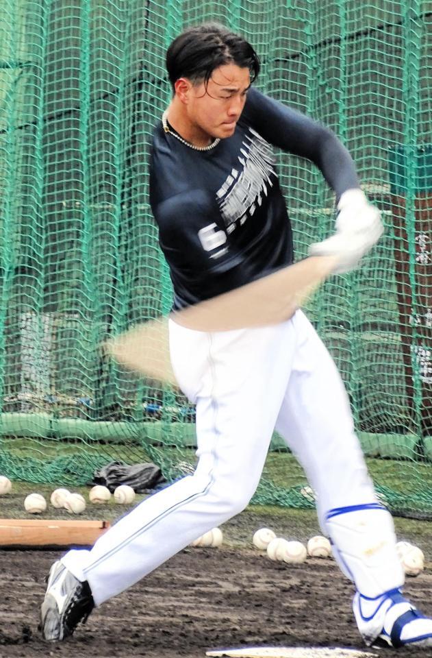 　ティーバッティングする西川