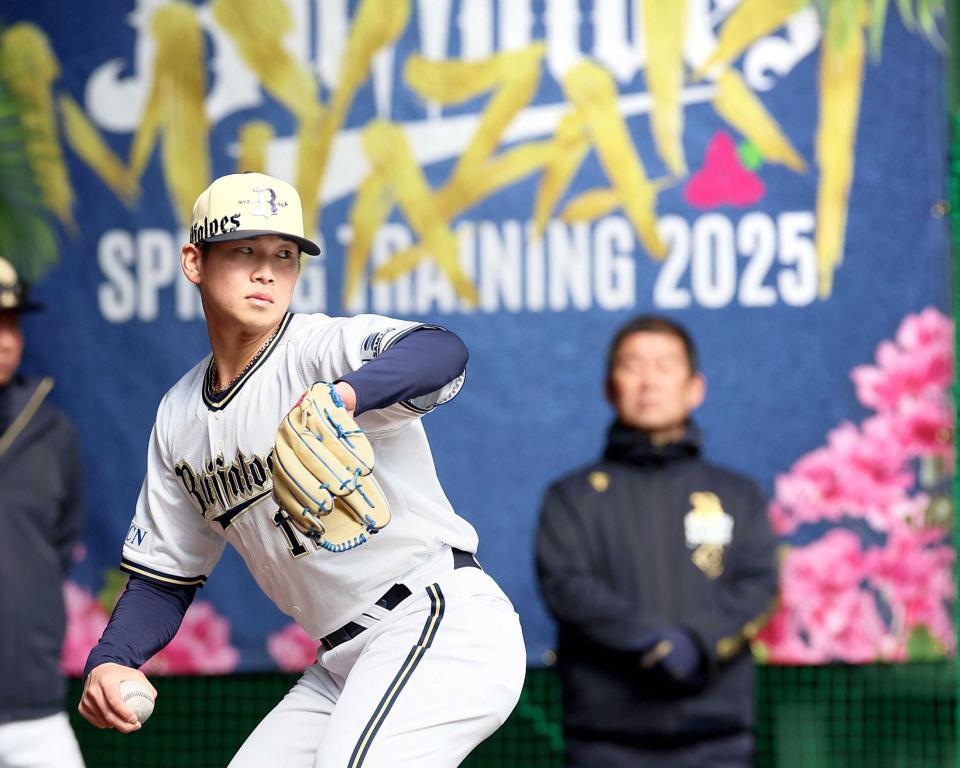 　ブルペン入りして投げ込む山下（撮影・立川洋一郎）