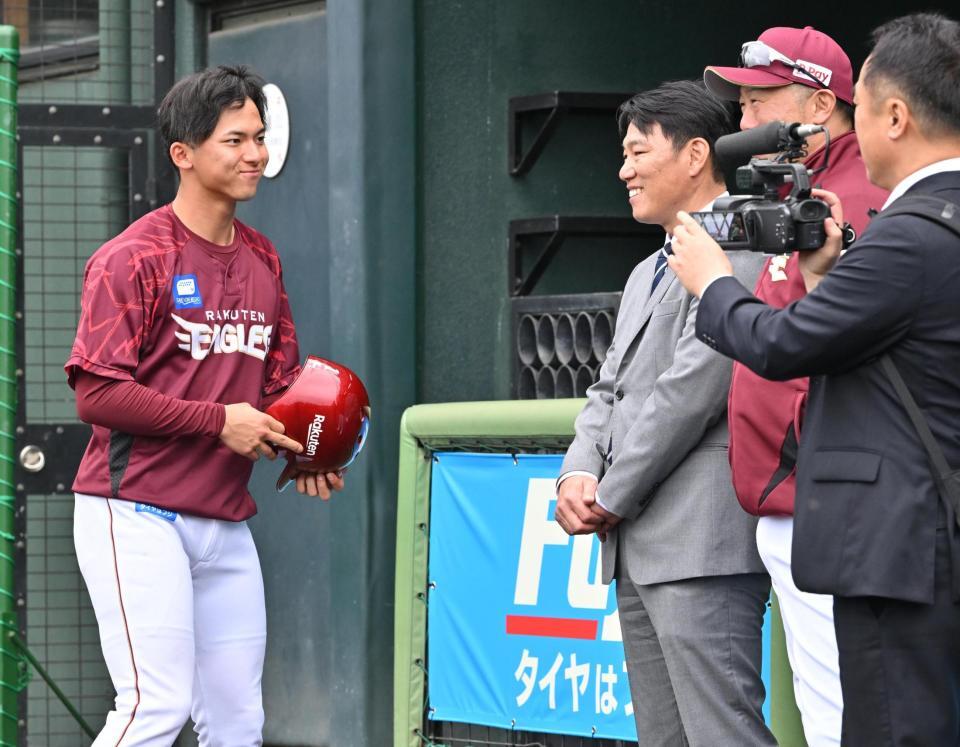 　侍ジャパン・井端監督（中）と話す宗山（左）