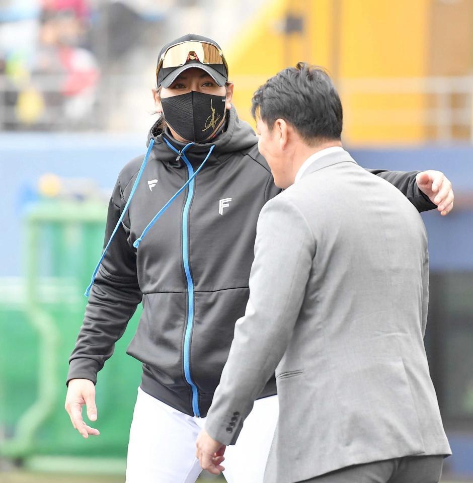 　視察に訪れた侍ジャパン・井端監督を歓迎する新庄監督（撮影・開出牧）