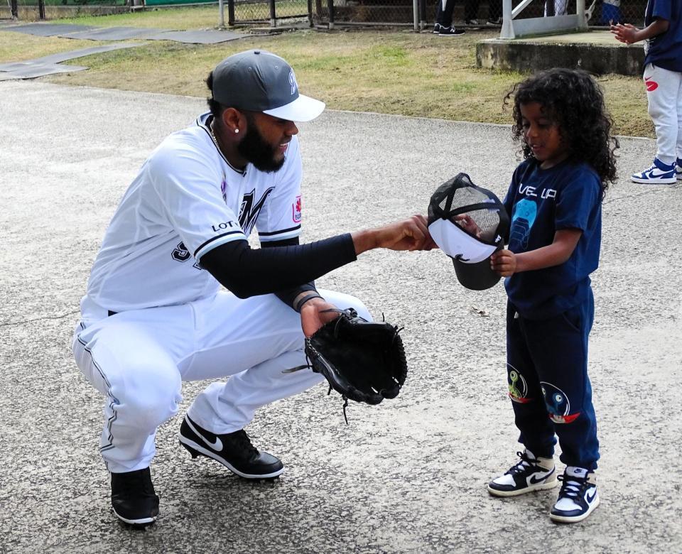 　ピッチングを終えて息子とタッチするゲレーロ