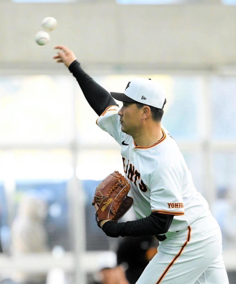 　ボールを２つ投げる田中将（撮影・伊藤笙子）