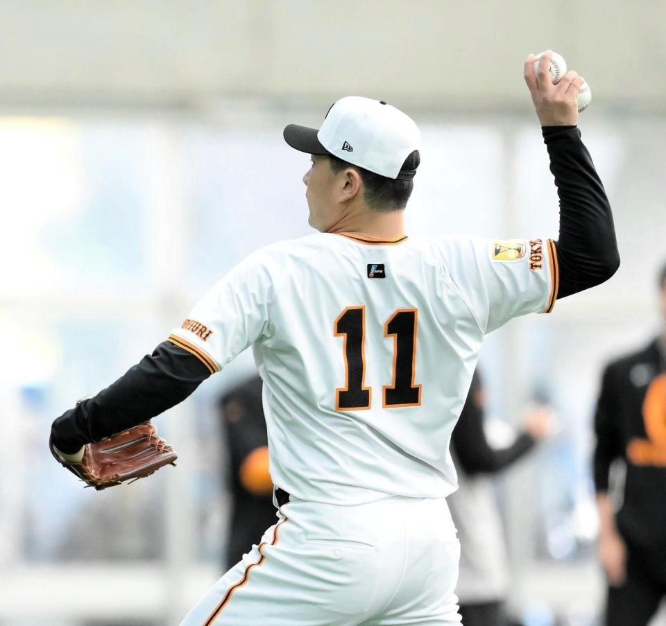 　ボールを２つ持って投げる田中将（撮影・伊藤笙子）