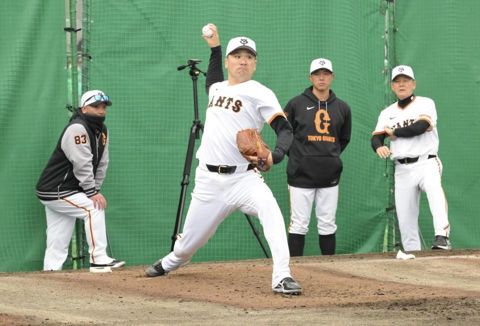 　（左奥から）阿部監督、内海コーチ、久保コーチが見守る中、ブルペンで投げる田中将（中央）＝撮影・伊藤笙子