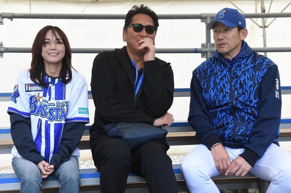 　談笑する（左から）相川七瀬、佐々木主浩氏、三浦監督（撮影・佐々木彰尚）