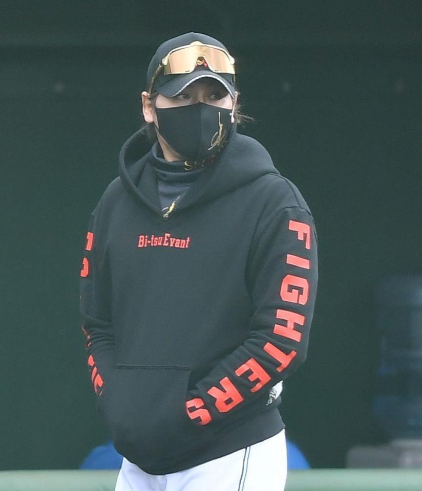 　２軍キャンプで紅白戦を視察する新庄監督（撮影・開出牧）