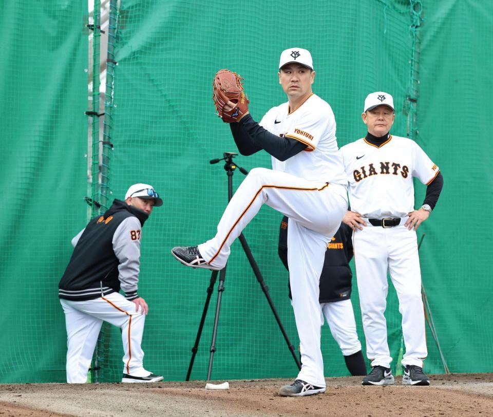 　阿部監督（左）、久保巡回投手コーチ（右）が見守る中、ブルペンで投げ込む田中将