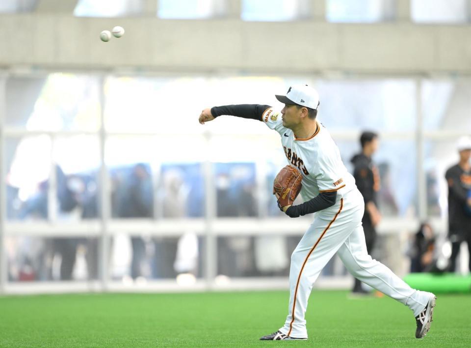 　ボールを２個同時に投げる田中将（撮影・伊藤笙子）