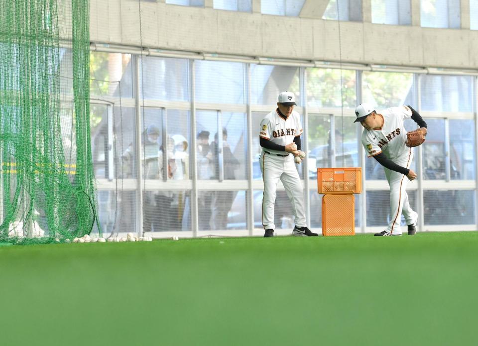 　久保巡回投手コーチ（左）とワンツーマンでネットスローを行う田中将（撮影・伊藤笙子）