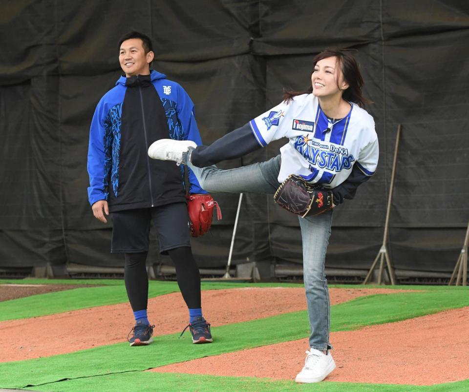 　山崎（左）のアドバイスを受けて投球練習をする相川七瀬（撮影・佐々木彰尚）