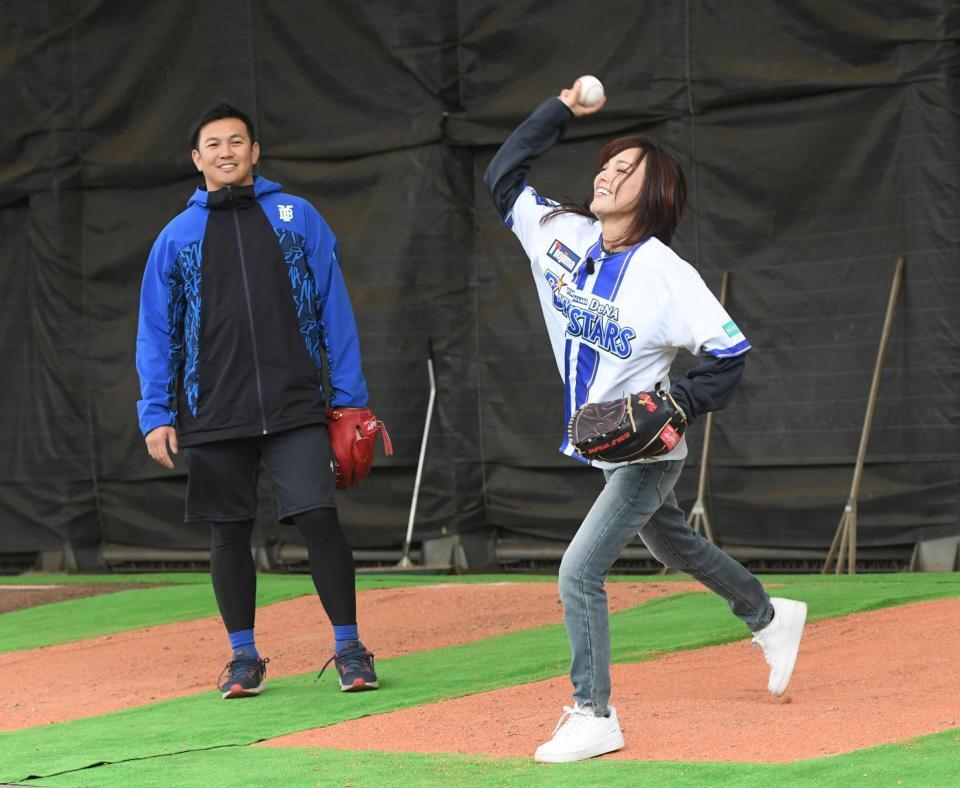 　山崎（左）のアドバイスを受けて投球練習をする相川七瀬（撮影・佐々木彰尚）