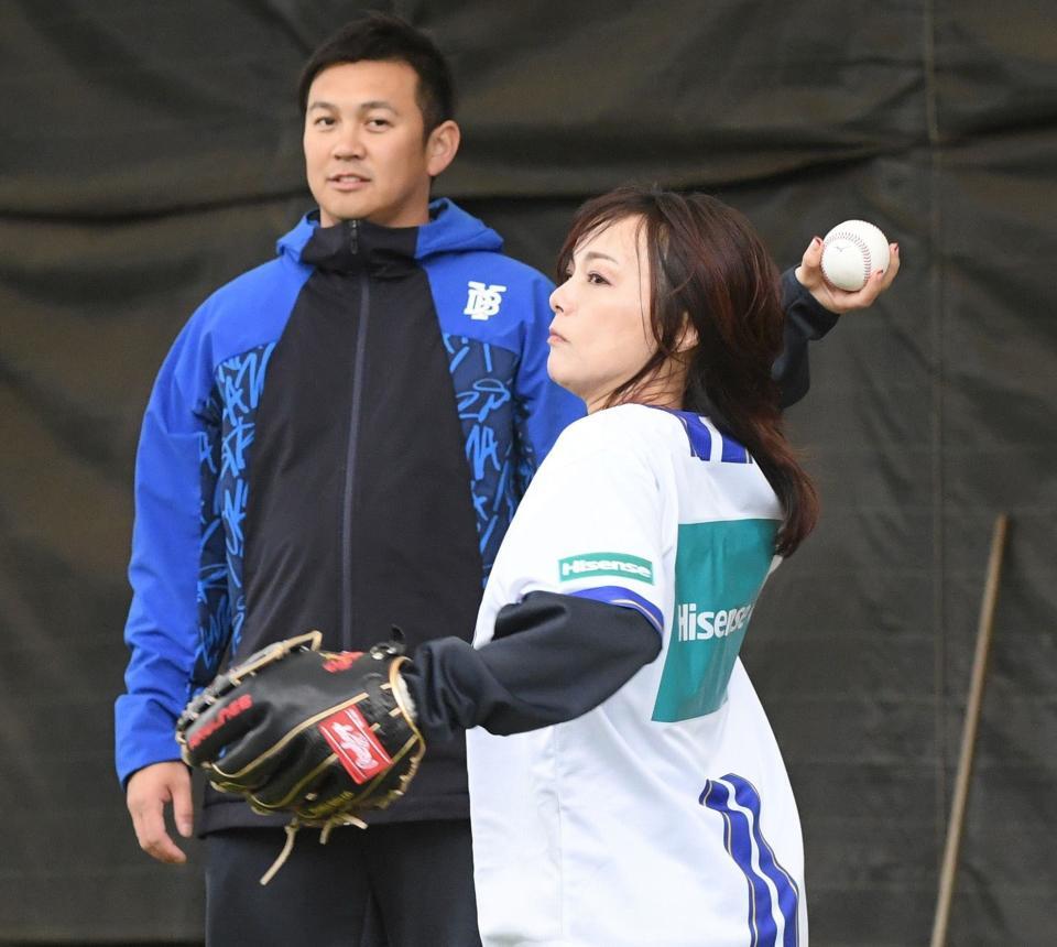 　山崎（左）のアドバイスを受けて投球練習をする相川七瀬（撮影・佐々木彰尚）