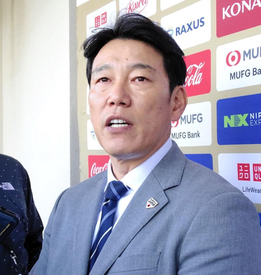 　ロッテキャンプを視察し、取材を受ける日本代表・井端監督