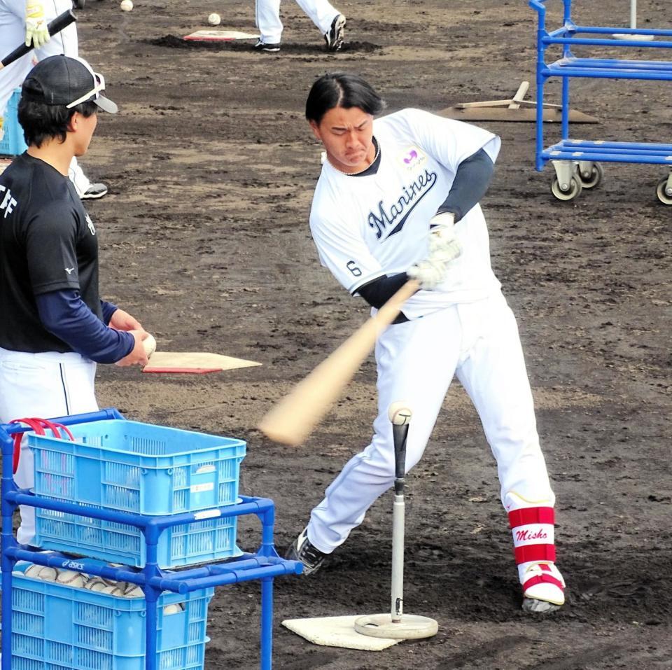 　ロングティーをする西川