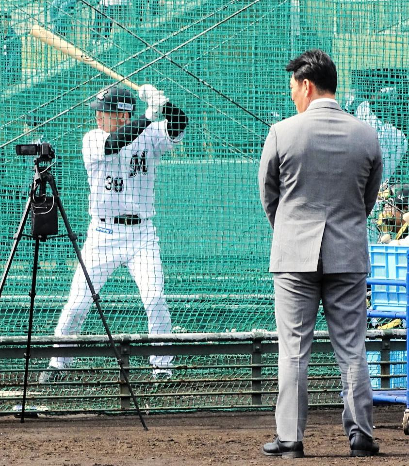 　高部（左）の打撃練習をチェックする日本代表・井端監督