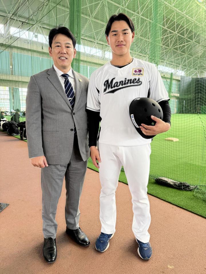 　キャンプを訪れた侍ジャパン・井端監督と再会した西川（球団提供）