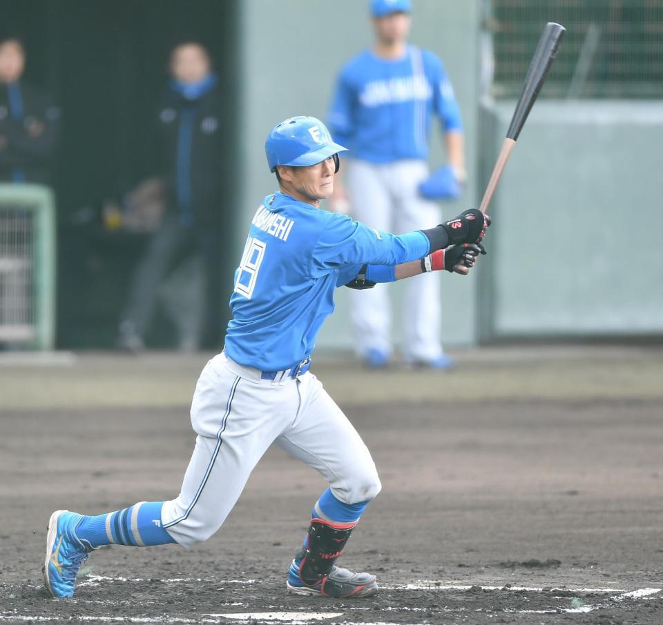 　２回、右前打を放ちアピールする若林（撮影・開出牧）