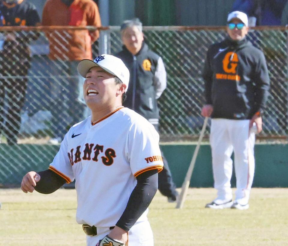 　阿部監督（右）のノックに、苦しい表情の浅野