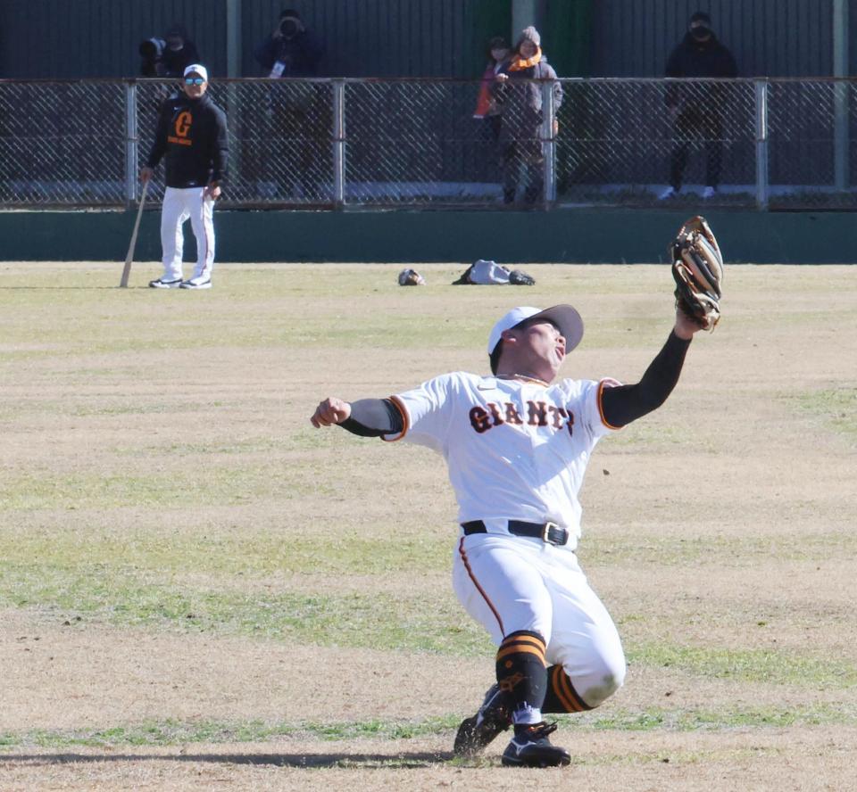 　阿部監督（左）のノックを捕球する浅野