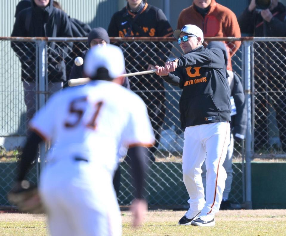 　浅野（手前）にノックを打つ阿部監督（撮影・伊藤笙子）