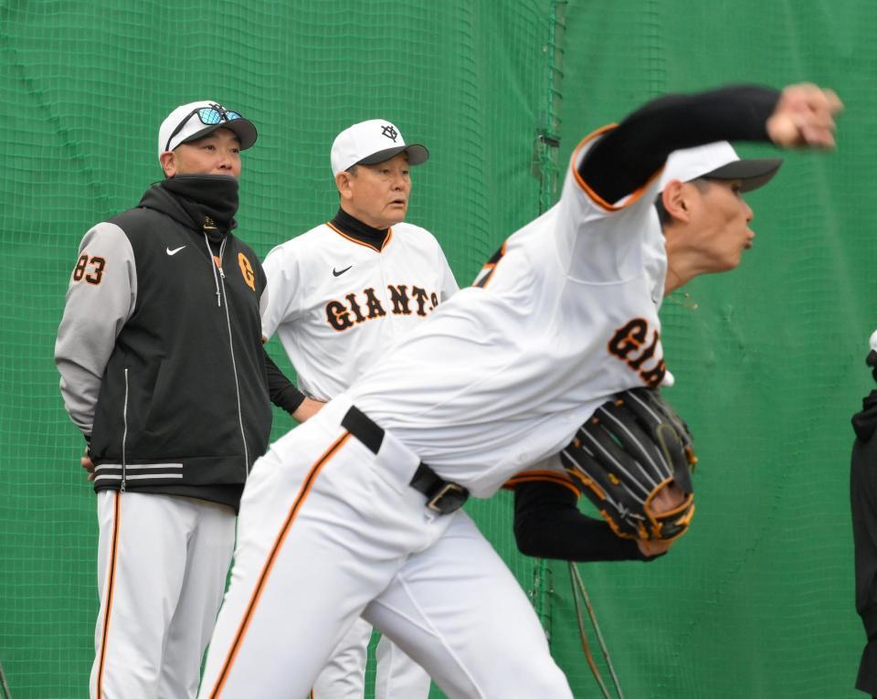 　ブルペンで投手陣をチェックする阿部監督（左）と久保巡回投手コーチ（撮影・伊藤笙子）