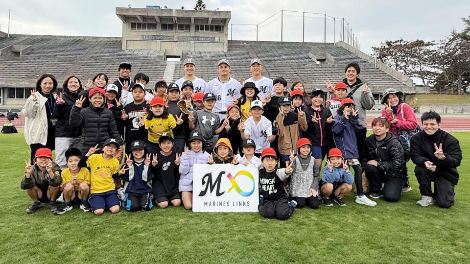 　石垣市内小学校３校合同交流会を開催。参加した（後列中央左から）菊地、中森、田中晴