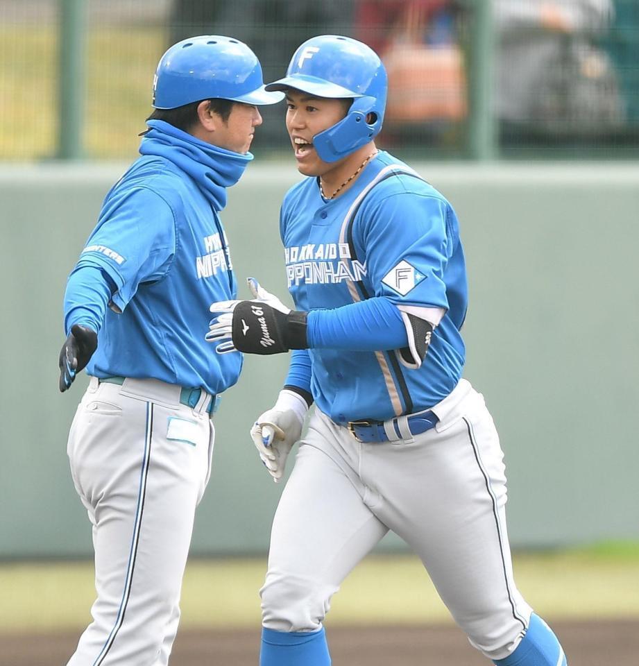 　３回、左越えソロを放ちアピールする今川（右）。左は岩舘コーチ（撮影・開出牧）