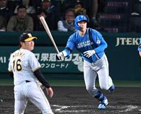 　２軍キャンプで紅白戦を視察し引き揚げる新庄監督（撮影・開出牧）